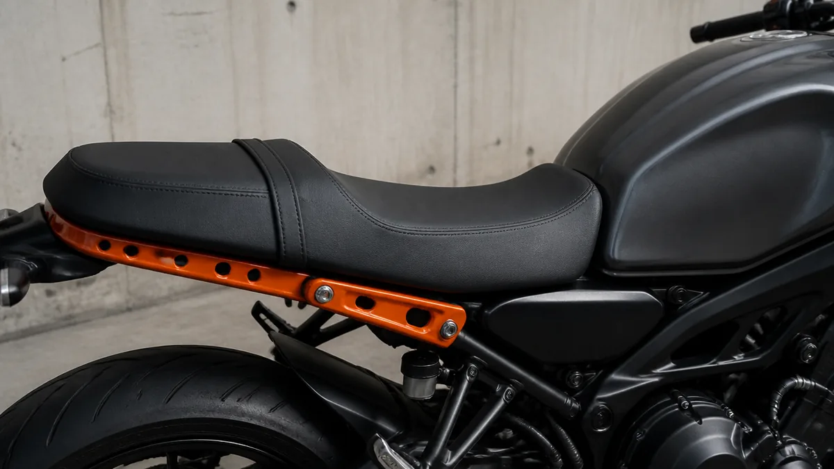 XSR900の純正シートはなぜ不満が出やすいのか｜シート高830mmの実力の解説画像