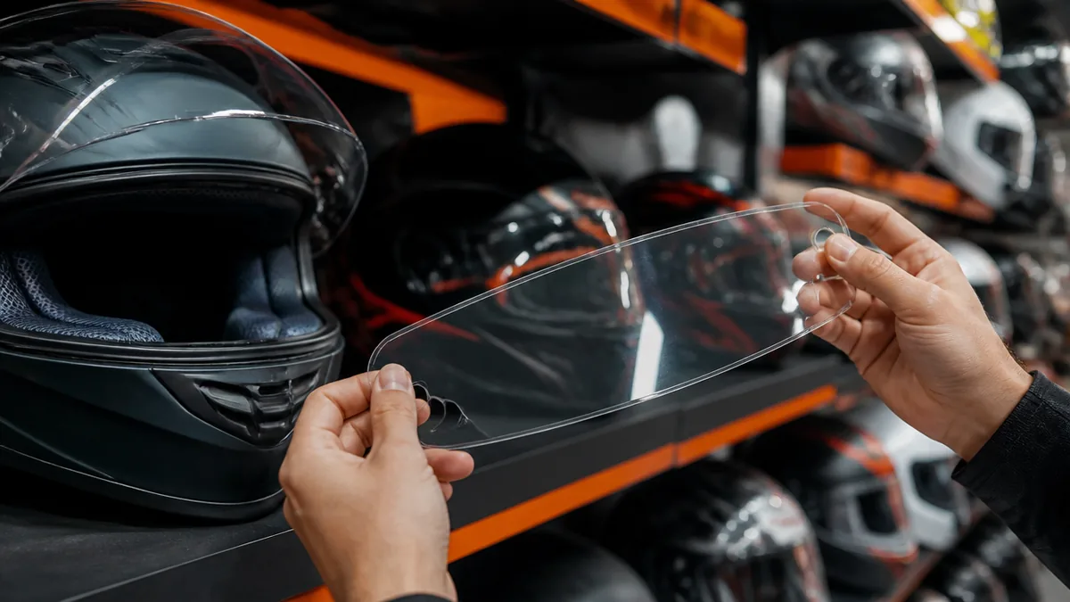 自分のヘルメットに合う1枚はどう探す?DKS番号と適合表の使い方の解説画像