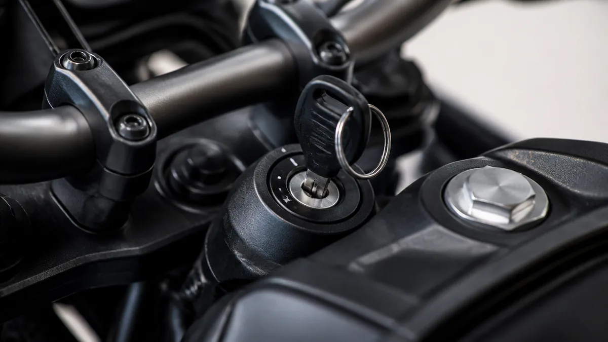 バイクのハンドルロックとは？メインスイッチが担っている3つの仕事の解説画像