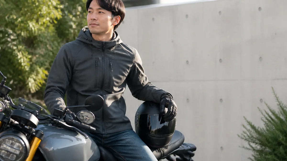 バイクコーデ 春夏は「メッシュに見えないパーカ」で組むの解説画像