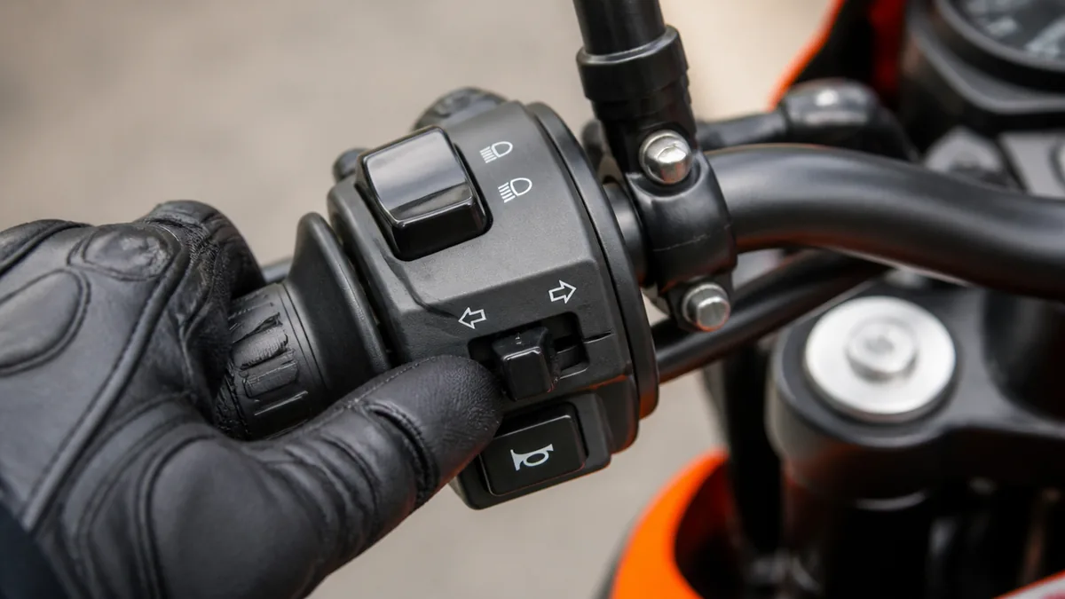バイクのウインカースイッチは何をしている？仕組みと操作方式の違いの解説画像